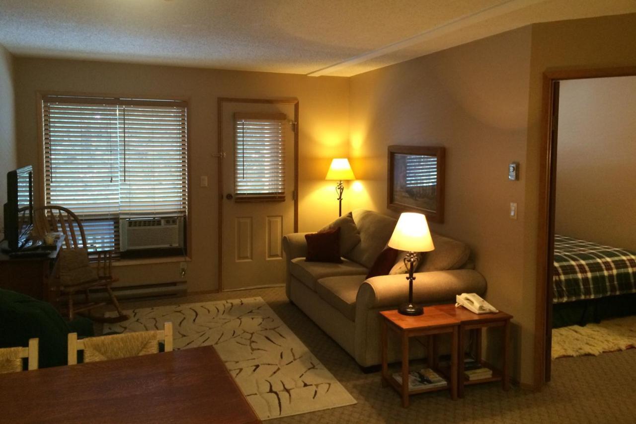 The Griz Inn By Park Vacation Management Fernie Bagian luar foto