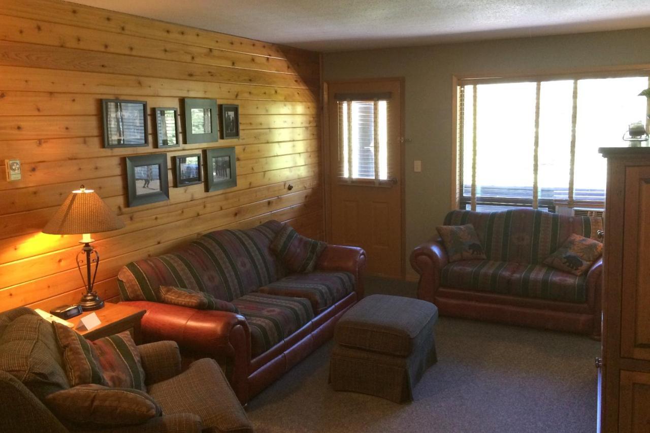 The Griz Inn By Park Vacation Management Fernie Bagian luar foto