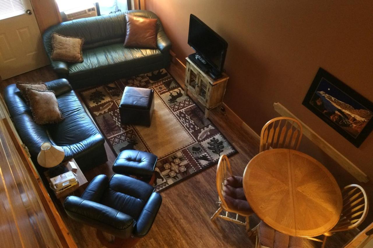 The Griz Inn By Park Vacation Management Fernie Bagian luar foto