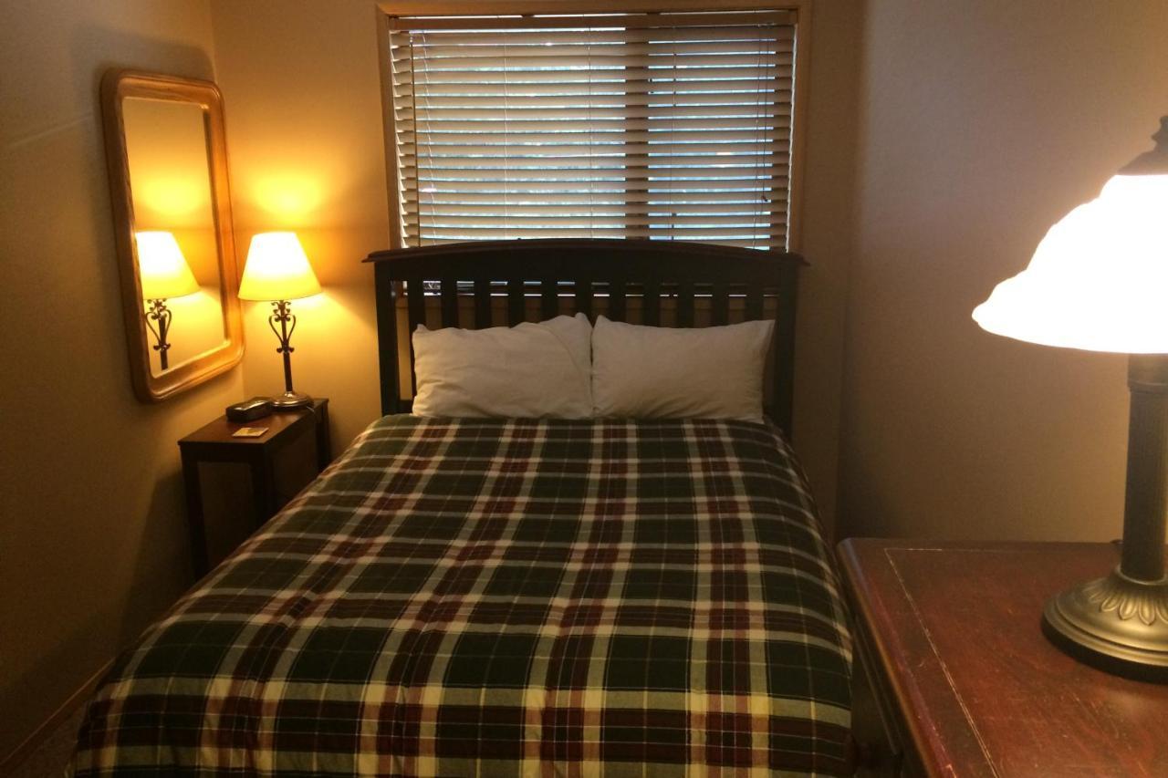 The Griz Inn By Park Vacation Management Fernie Bagian luar foto