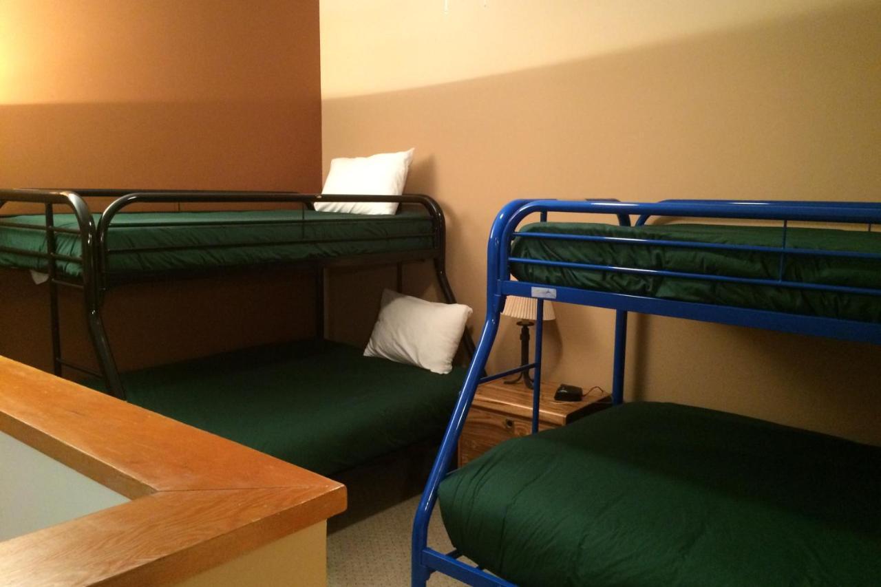 The Griz Inn By Park Vacation Management Fernie Bagian luar foto