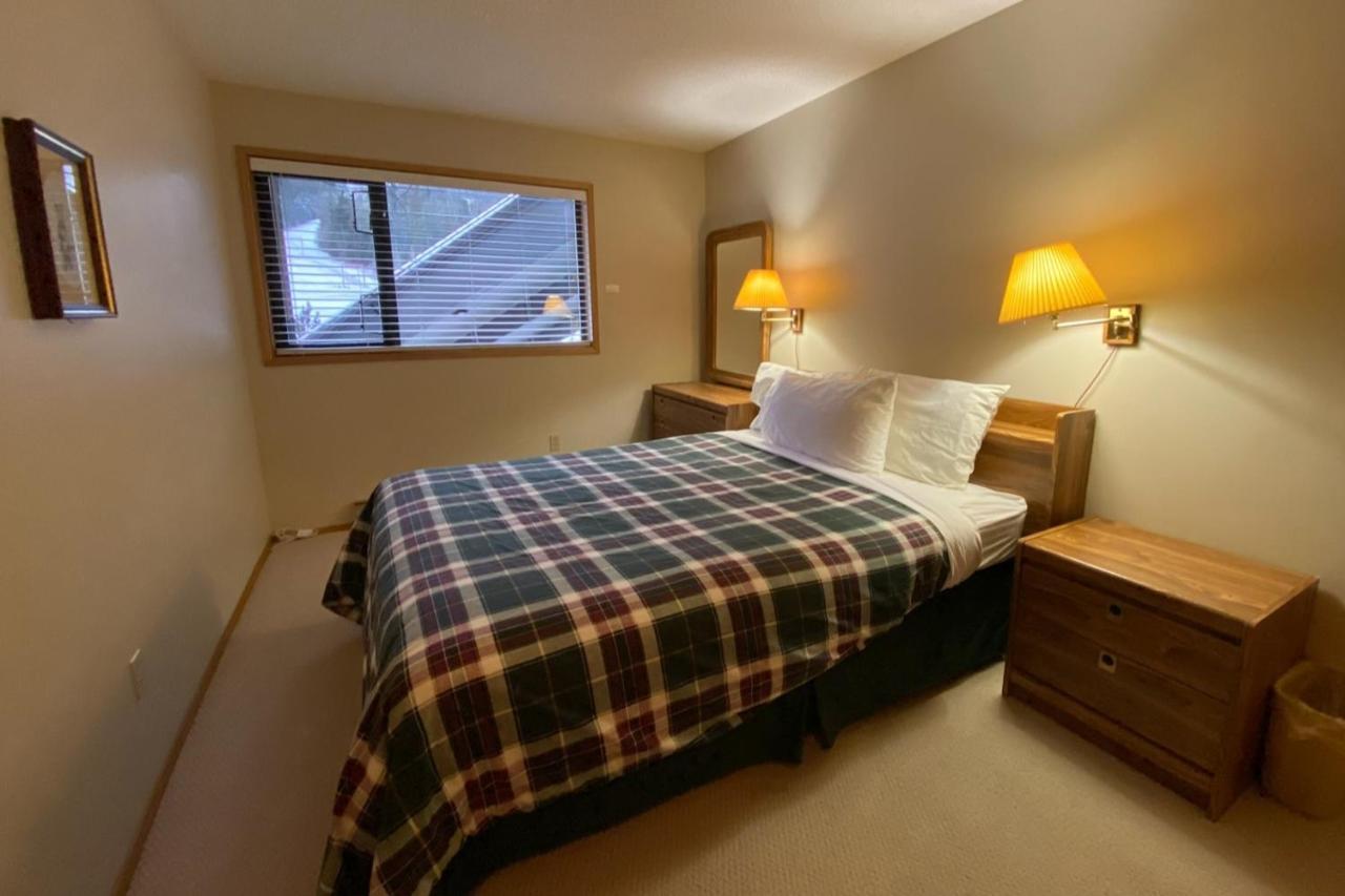 The Griz Inn By Park Vacation Management Fernie Bagian luar foto
