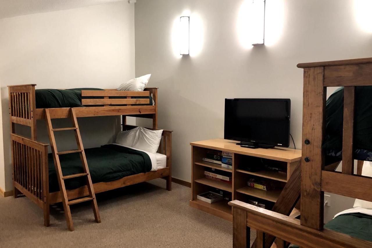 The Griz Inn By Park Vacation Management Fernie Bagian luar foto