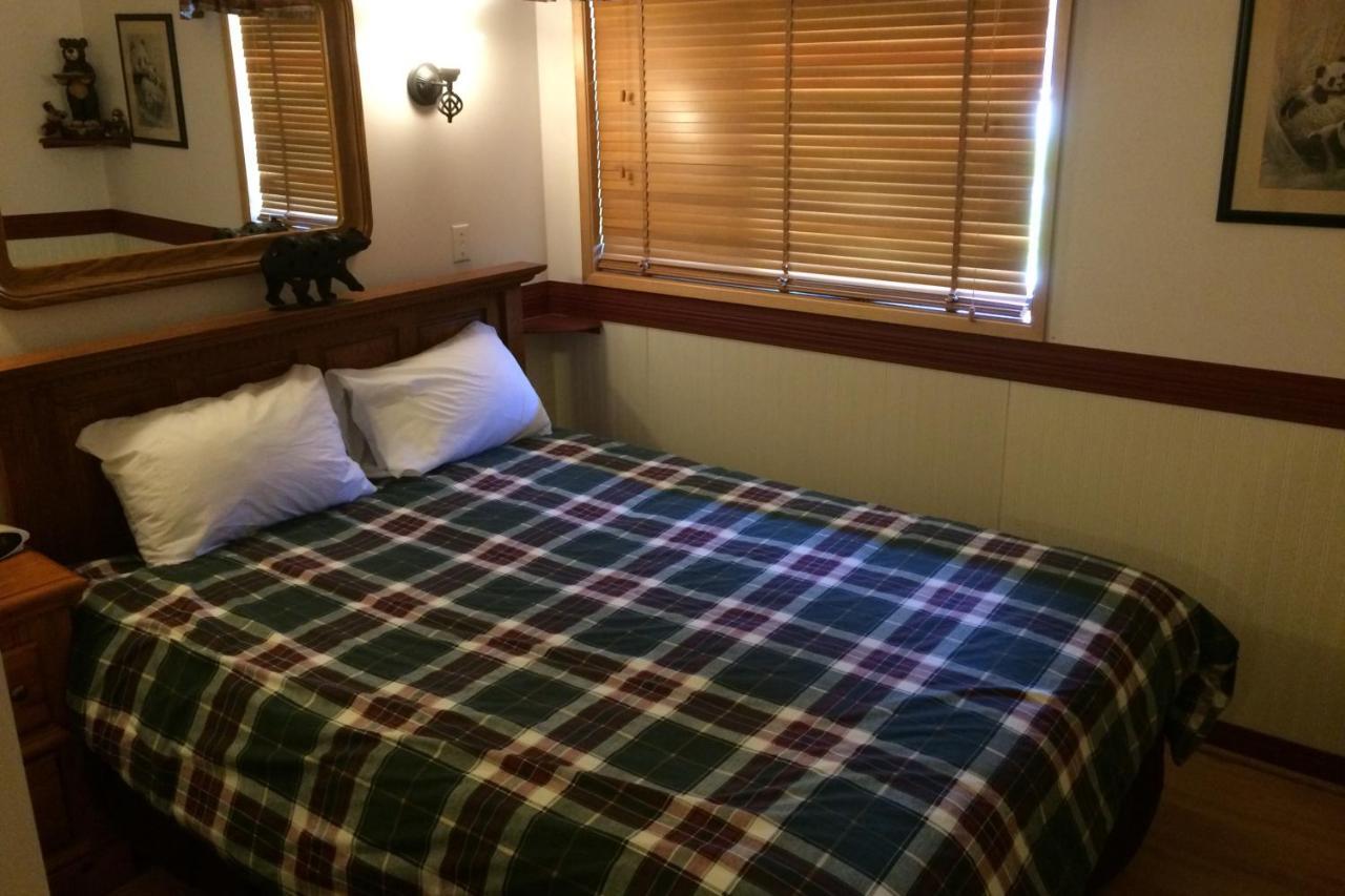 The Griz Inn By Park Vacation Management Fernie Bagian luar foto