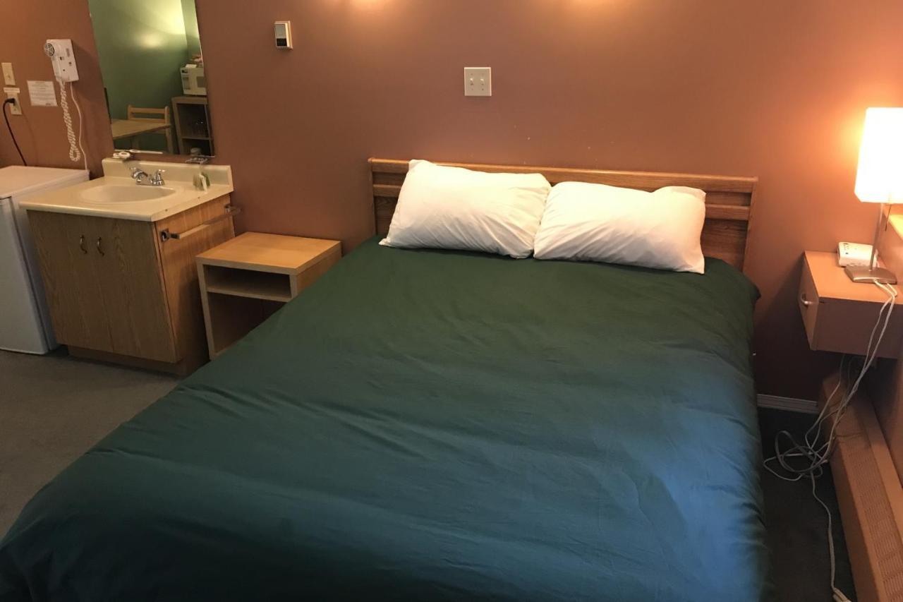 The Griz Inn By Park Vacation Management Fernie Bagian luar foto