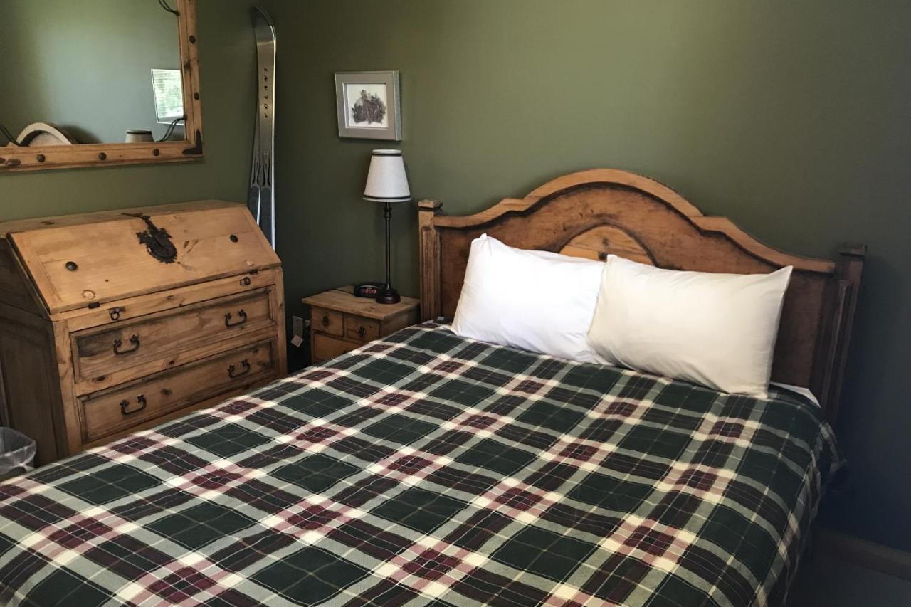 The Griz Inn By Park Vacation Management Fernie Bagian luar foto