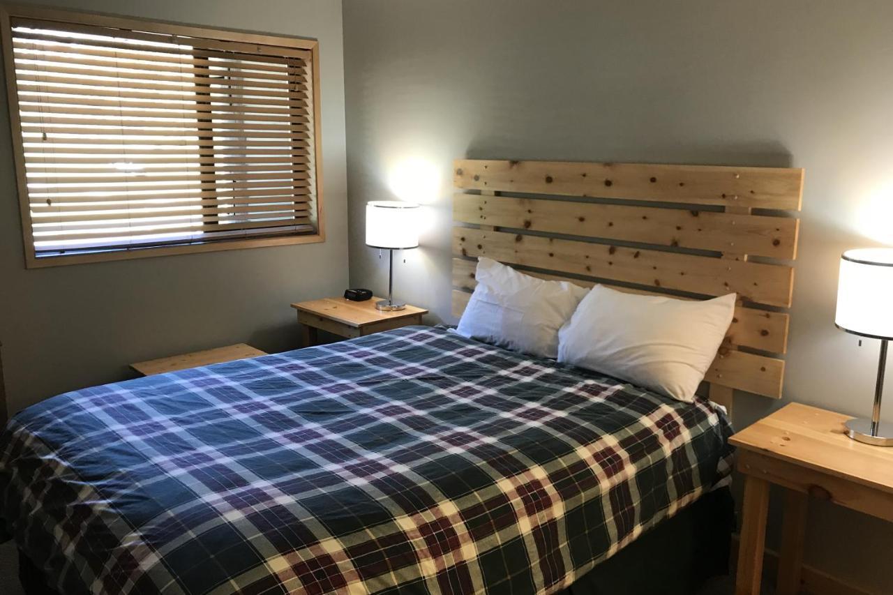 The Griz Inn By Park Vacation Management Fernie Bagian luar foto