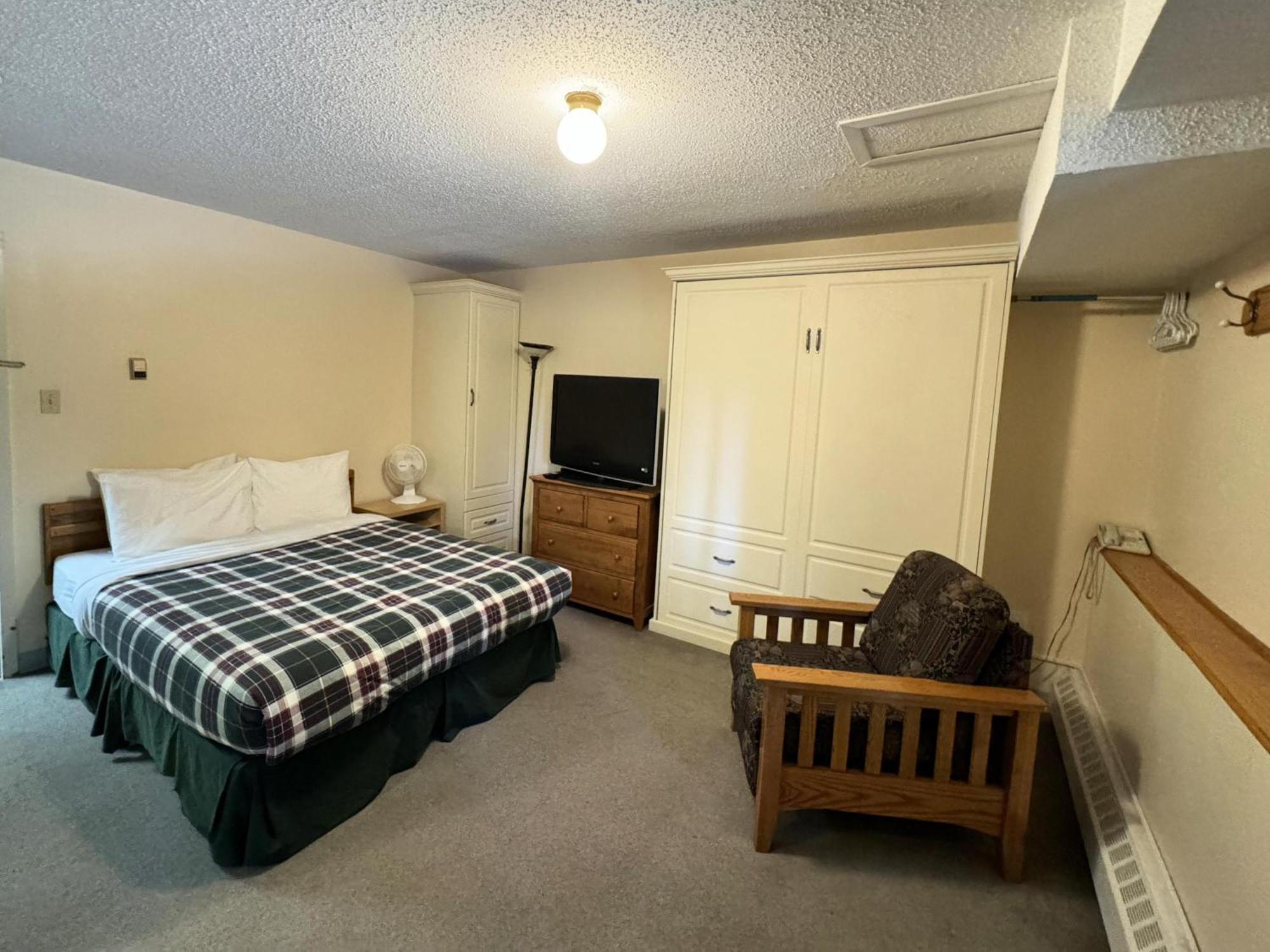 The Griz Inn By Park Vacation Management Fernie Bagian luar foto
