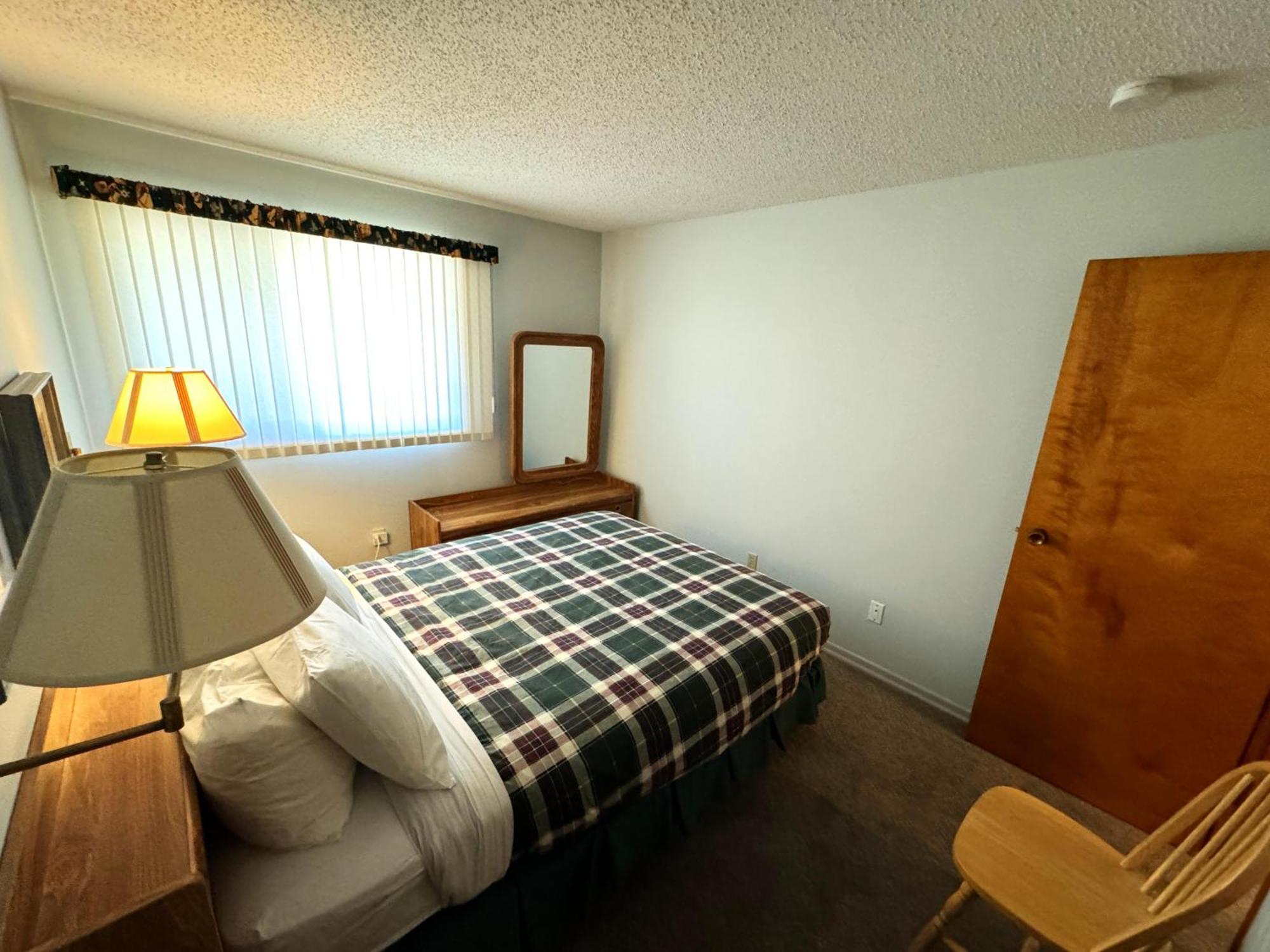 The Griz Inn By Park Vacation Management Fernie Bagian luar foto